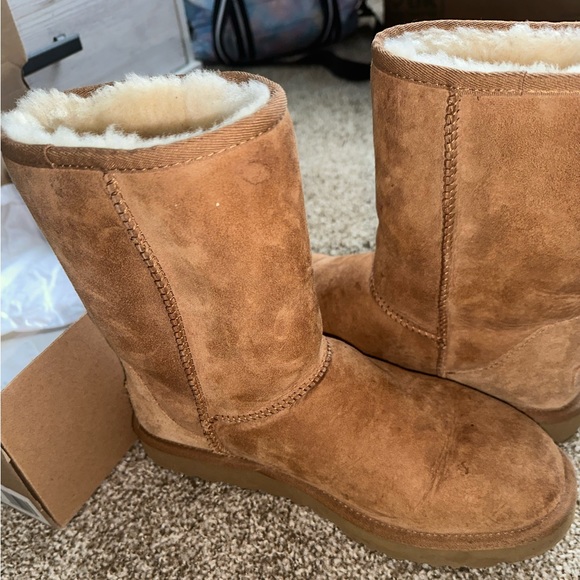 Women’s UGG BOOT CLASSIC SHORT - Picture 3 of 7